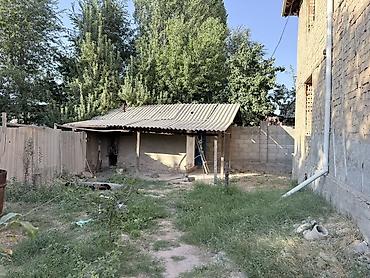 Продажа коттеджей и домов: 🏡 Продаются 2 дома на одном участке в ж/м Ак-Босого! 📐 Участок 5 соток — 18