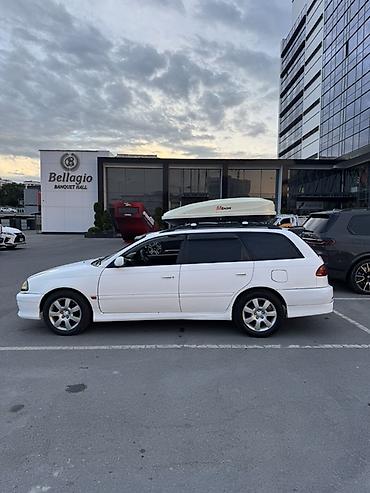 Автобоксы: Универсал белого цвета с установленным багажным боксом на крыше — 3