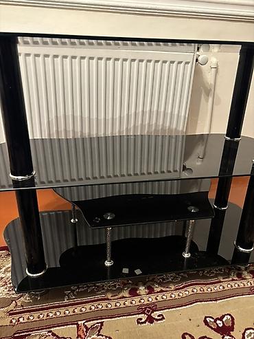 Şüşə TV stendi - Material: temperli qara şüşə rəflər, metal dayaqlar