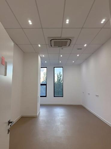 офисы в центре: Сдаю Офисный кабинет: 30 м², В бизнес центре, С ремонтом, С высокими потолками — 2