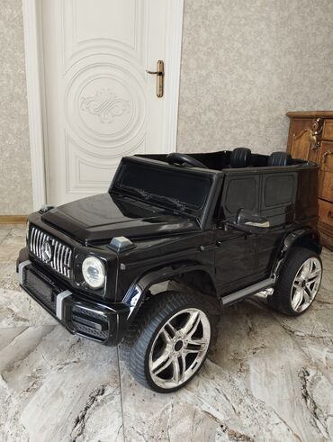 uşaq şalvarı: Mercedes G-Wagen modelində hazırlanmış bu qara rəngli elektrikli uşaq