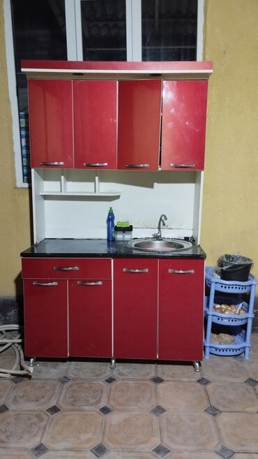 расположение кухонной мебели на кухне: Ашкана гарнитуру, түсү - Кызыл