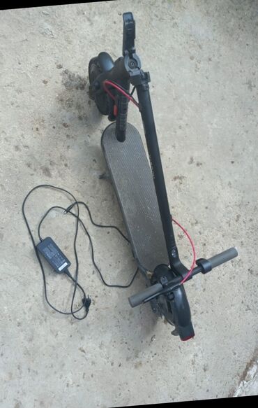 Elektrikli samokatlar: Xiaomi elektrik skuter - Brend/model: Xiaomi (gövdədə loqo görsənir) — 3