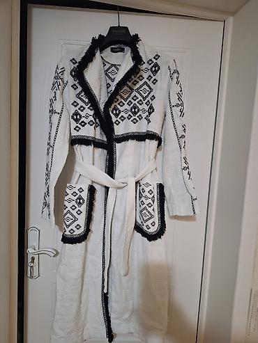 Digər qadın geyimləri: Etno naxışlı qadın xalat/kaftan - Rəng: ağ, qara kontrast naxışlarla — 1