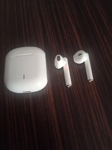 bluetooth magnetic card reader: Bluetooth simsiz qulaqlıq dəsti - Kompakt şarj qabı ilə gəlir; ön — 2