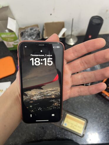 Apple iPhone: IPhone Xr, Б/у, 128 ГБ, Защитное стекло, Чехол, 79 %