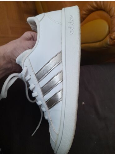 AKCIJA DO KRAJA NEDELJE Adidas bele kozne patike br 40 gaziste 25cm, i
