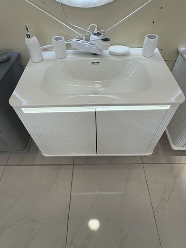 itmiş eşyalar: Bu ağ rəngli hamam otağı dolabı, quraşdırılmış lavabo ilə birlikdə