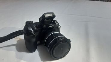 опиративная память: Продаю фотоаппарат Fujifilm FinePix s5500 Крышка батареи не