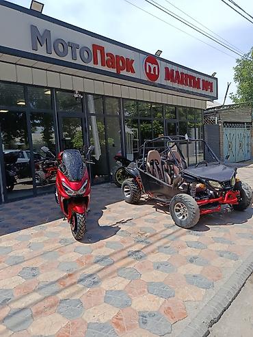 мотоцикл колесо: Двухместный багги и скутер (на фото перед магазином «МотоПарк») — 1