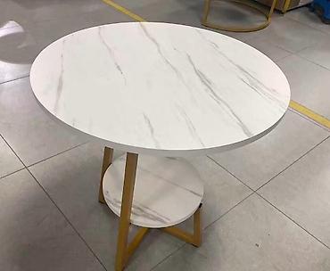 ormarici za sminku: Moderan Okrugli Stočić za Kafu sa Dva Nivoa - Beli Mermer i Zlatni — 2