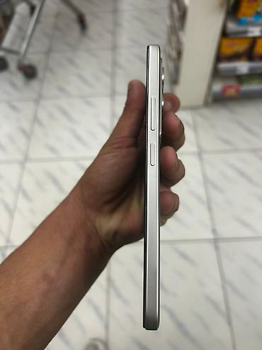 Məhsul: Smartfon (gümüşü rəngdə, düz kənarlı korpus) Xüsusiyyətlər: -