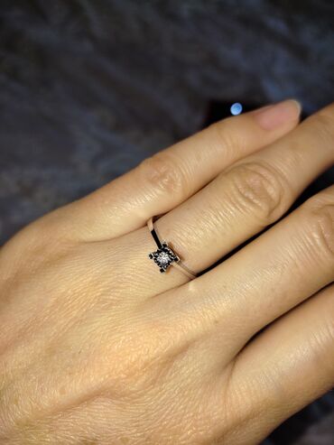 бриллиантовое кольцо бишкек: Продаю бриллиантовое кольцо на белом золоте, размер 16.5