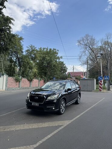 кофр на крышу автомобиля: Черный полноприводный кроссовер Subaru Ascent припаркованный на улице