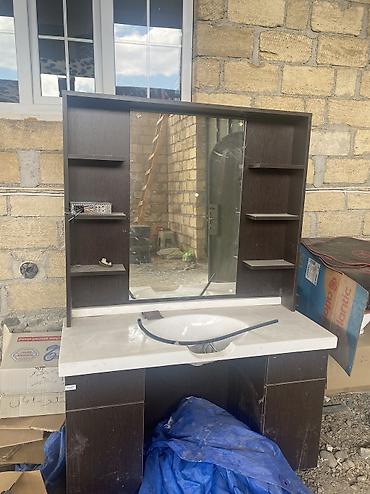 alət rəfi: Bərbər/salon üçün vitrina-stol - Material: tünd rəngli MDF/laminat — 1