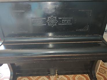 Akustik vertikal piano - Korpus: qara rəngli, taxta korpus üzərində