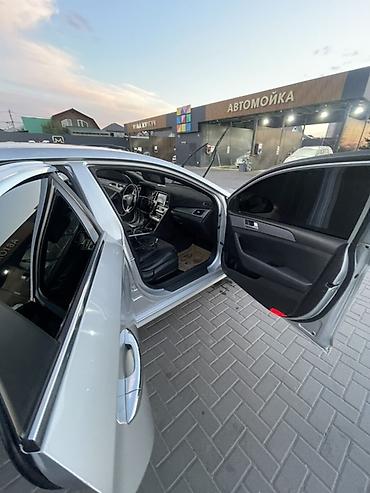 Продажа авто: Седан бизнес-класса серебристого цвета. Кузов и экстерьер: - — 6