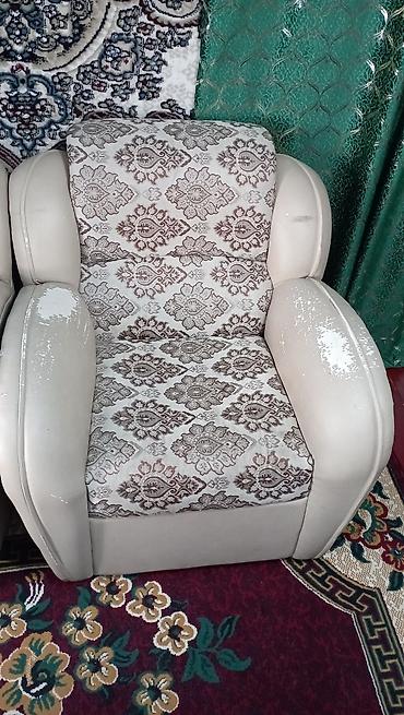 кресло кожанное: Продам удобное б/у кресло в количестве 2 шт. Каркас, наполнитель и — 3