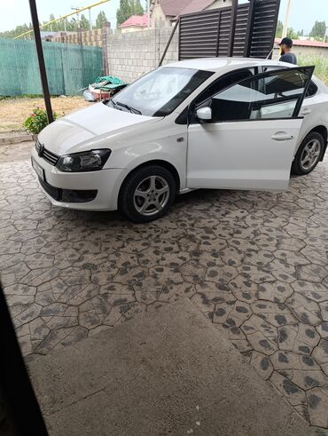 поло фольксваген: Volkswagen Polo седан, белый цвет кузова. Основные особенности: -
