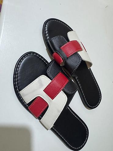 sade sepler: Qadın üçün slayd sandal - Rənglər: qara altlıq və üst hissə, ağ və — 1