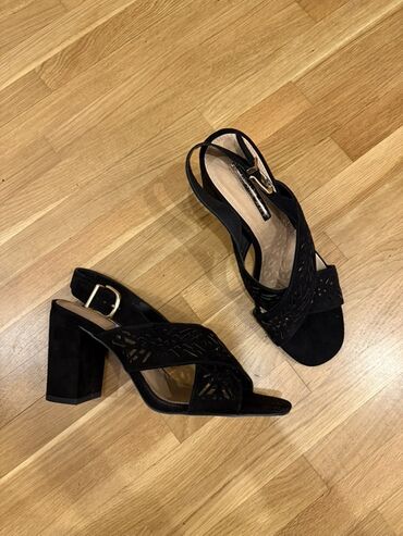 женские босоножки черные на тракторной подошве: Размер: 39, цвет - Черный, Б/у