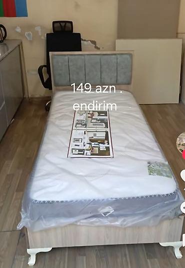 tek neferlik taxt: Tək nəfərlik çarpayı dəsti təqdim olunur. Model yumşaq başlıqlı — 1
