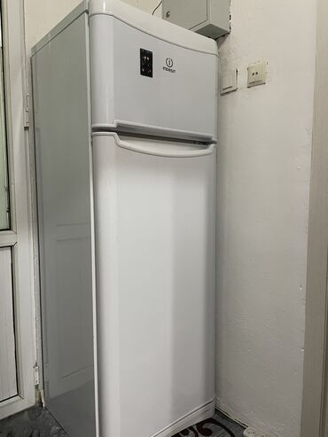 Холодильники: Холодильник Indesit, Б/у, Двухкамерный, 60 * 167 * 50