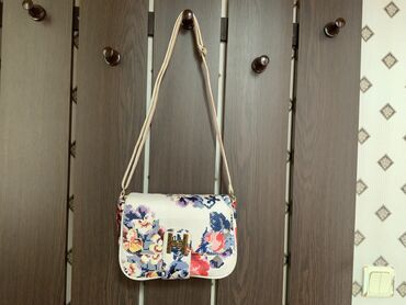 Çantalar: Gənc xanımlar üçün həm çiyindən asmalı, həm də əldə tutulacaq — 8