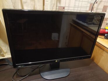 Monitorlar: LG 22MA330-PZ modelindən olan qara rəngli LCD monitor. Evdə və ya