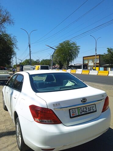 электромобили из китая: Белый седан BYD, оснащенный номерным знаком 03 KG 042 AFC. Автомобиль