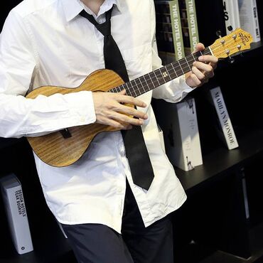 Gitare: Na prodaju ukulele sa srećnom detelinom! Veličina: 26 inča Prednja — 12