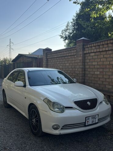 не знаю от какой машины: Белый седан праворульной компоновки с оригинальным дизайном передней