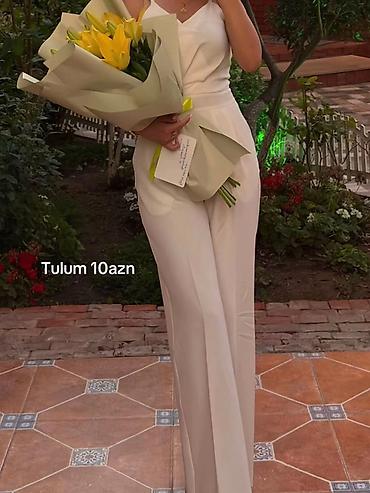 Комбинезоны: Ağ rəngli qadın tulumu. - Model: V-yaxa, incə qayışlı, beldən yığma — 1