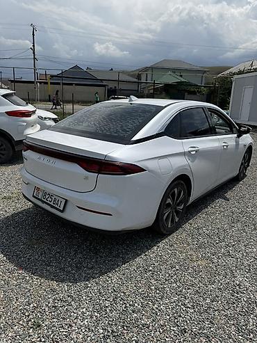 byd e1: GAC Aion S — электрический седан белого цвета. Машина полный родной — 4