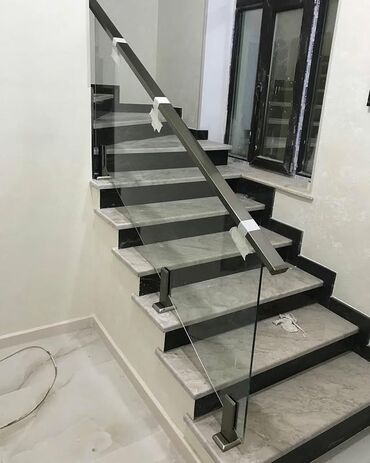 şüşələr: Şüşə və metal komponentlərdən hazırlanmış bu pilləkən məhəccəri müasir