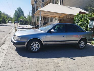 ауди 100 переходка: Классический серый седан Audi 100, представленный в современном