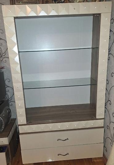 Vitrin şkaf - Material: gövdə – ağac teksturalı laminat; ön hissələr