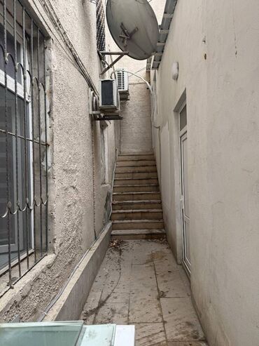 Ofislər: Obyekt icarəyə verilir.Rahat yerləşimdə,işlək küçədə yerləşir.Elmlər — 10