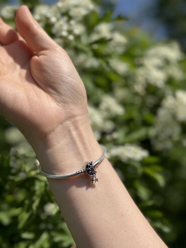 комплект серьги и кольцо с жемчугом: Браслеты от Pandora . Серебро 925 пробы Идет с фирменной упаковкой