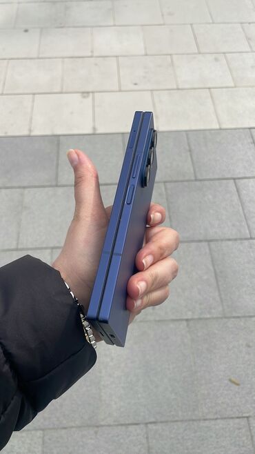 слайдер для фотоаппарата: Mavi rəngdə qatlana bilən smartfon - Korpus: premium metal çərçivə