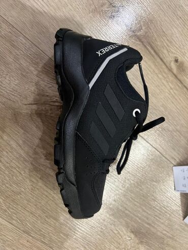 Кроссовки и спортивная обувь: Черные кроссовки для бега/повседневной носки, размер 28 (чуть — 8