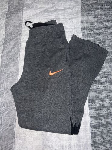 trenerke sa dzepovima: Nike donji deo trenerke,nikad nošena,sin ne voli uže modele i tvrdi da