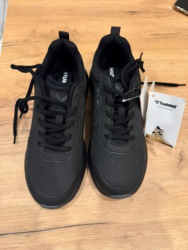 Туфли: Hummel brendinin qara rəngdə uniseks krosovkaları. Bu model gəzinti və