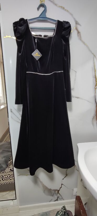 продаю в связи переездом: Вечернее бархатное платье Aydonna - Цвет: черный размер 42 -