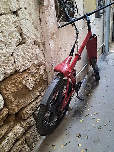 Velosipedlər: Qırmızı rəngdə, fərdi yığılıb modifikasiya olunmuş velosiped. - Geniş — 2