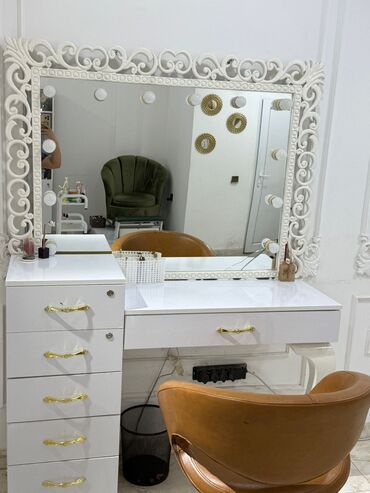 bi led lupa: Makiyaj üçün masa, Güzgülü