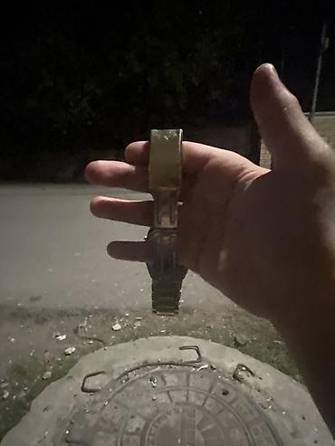 qar geyimi: Qızılı rəngli qol saatı - Korpus və qolbaq: metal, qızılı ton. Qolbaq — 1