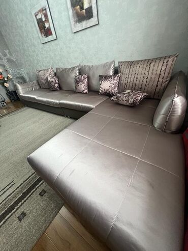 угловой диван с чехлом: Угловой диван, цвет - Серебристый, Б/у