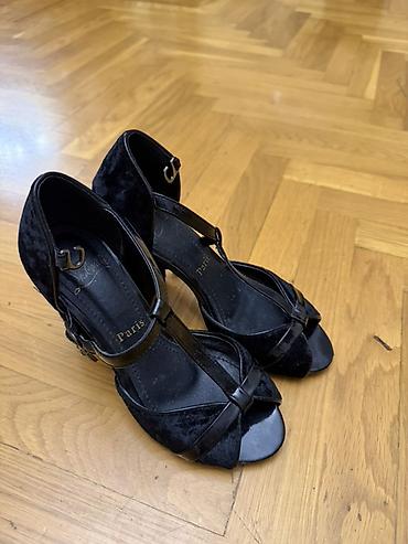 qara ayaqqabı: Qadın üçün qara klassik sandalet - Model: T-qayışlı, açıq burunlu - — 5