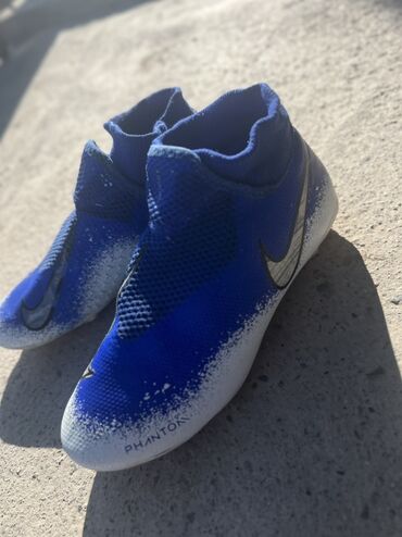 закрытое футбольное поле: Футбольные бутсы Nike Phantom в синем цвете с белыми элементами